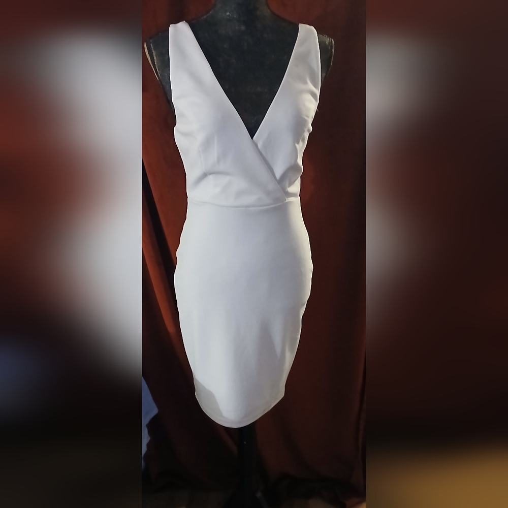 Elegant White Sleeveless Pencil Dress